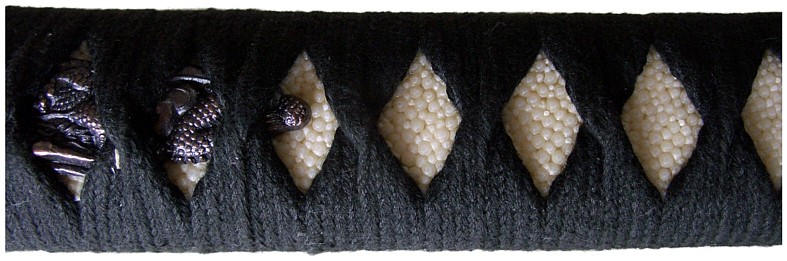 рукоять меча цука - кожа ската самегава, менуки - дракон